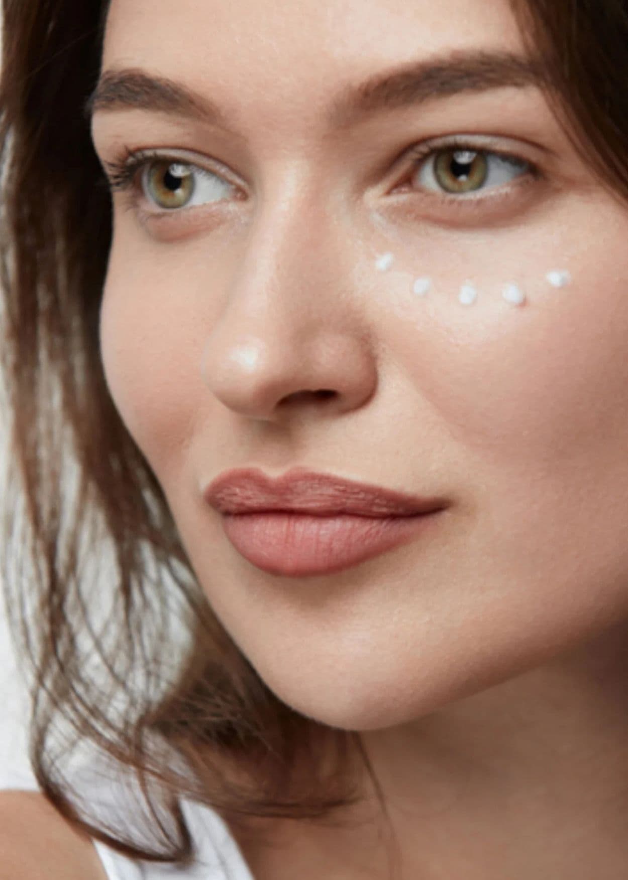 The Ceel Kühlende Augencreme mit Massage-Roll-on und Arnica-Montana-Extrakt gegen das Erscheinungsbild von Tränensäcken und Augenringen