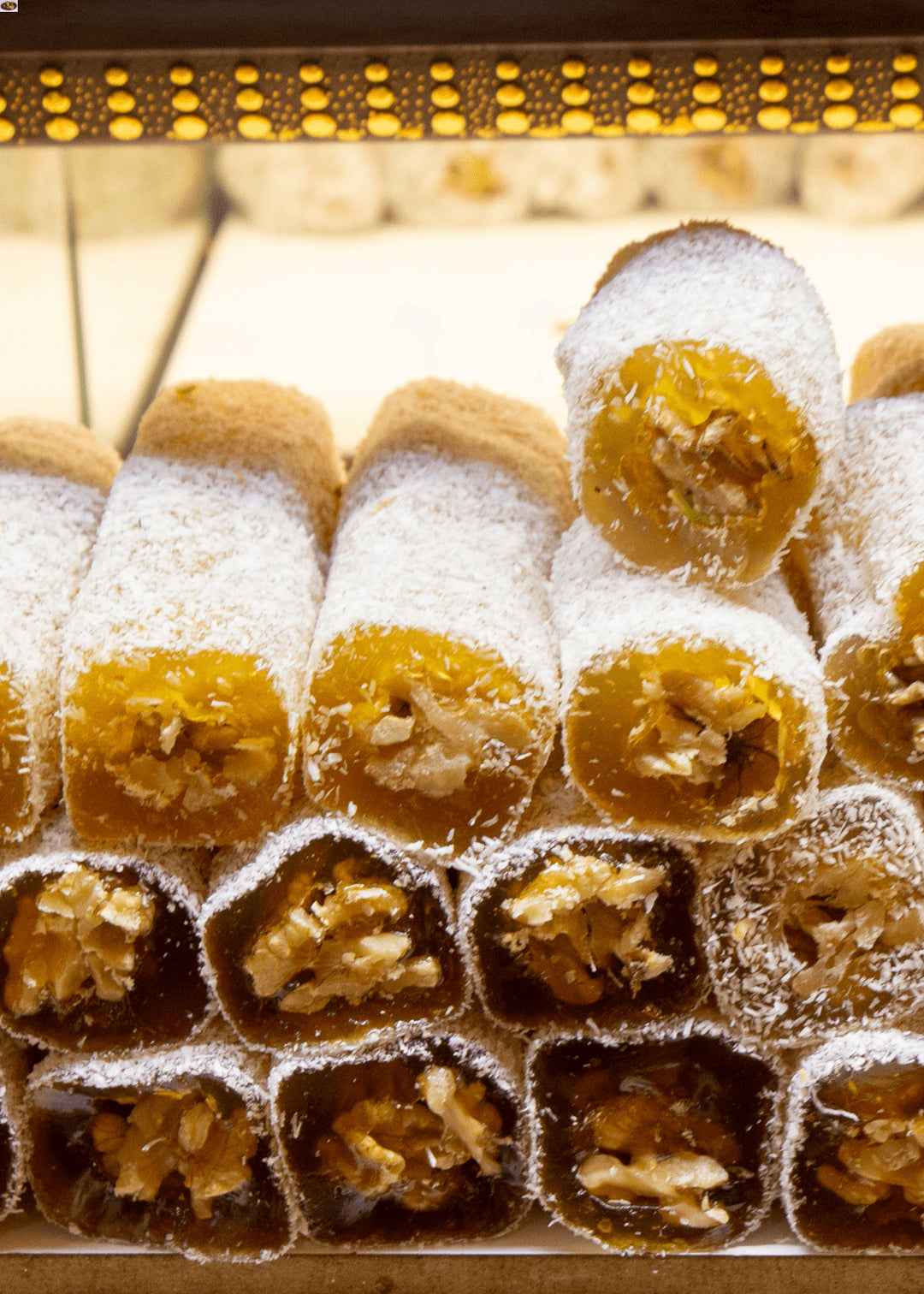 Turkish Delight Rolle mit Kokosnuss, Feigen und Walnüssen
