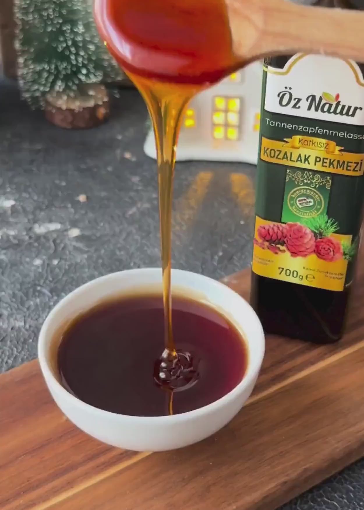 Load video: Tannenzapfen Melasse 700g