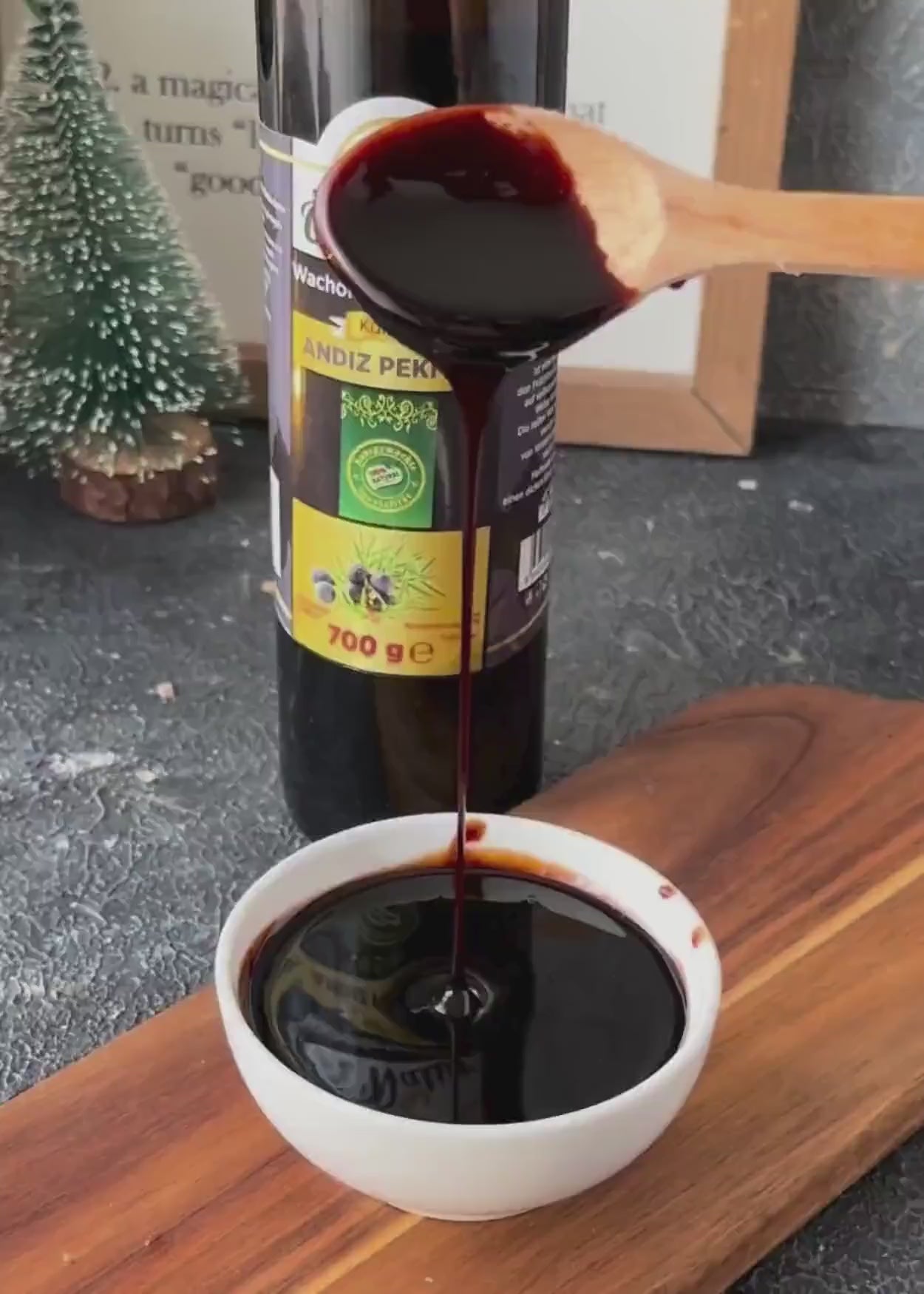 Load video: Wacholderbeeren Sirup 700g